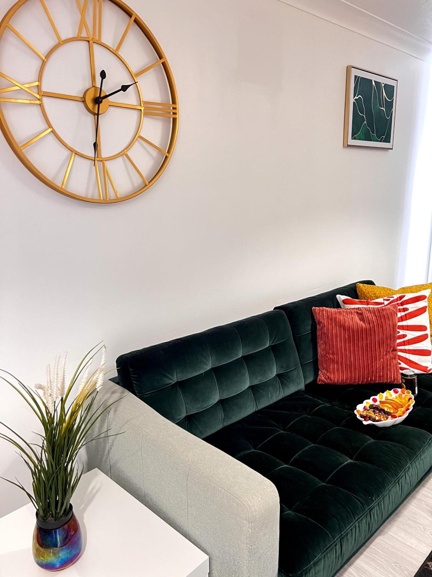 Luxe Smart Home - Basildon Serviced Accommodation - 7 Mins Walk To Basildon Town Centre, Hospital & Train Station Екстериор снимка