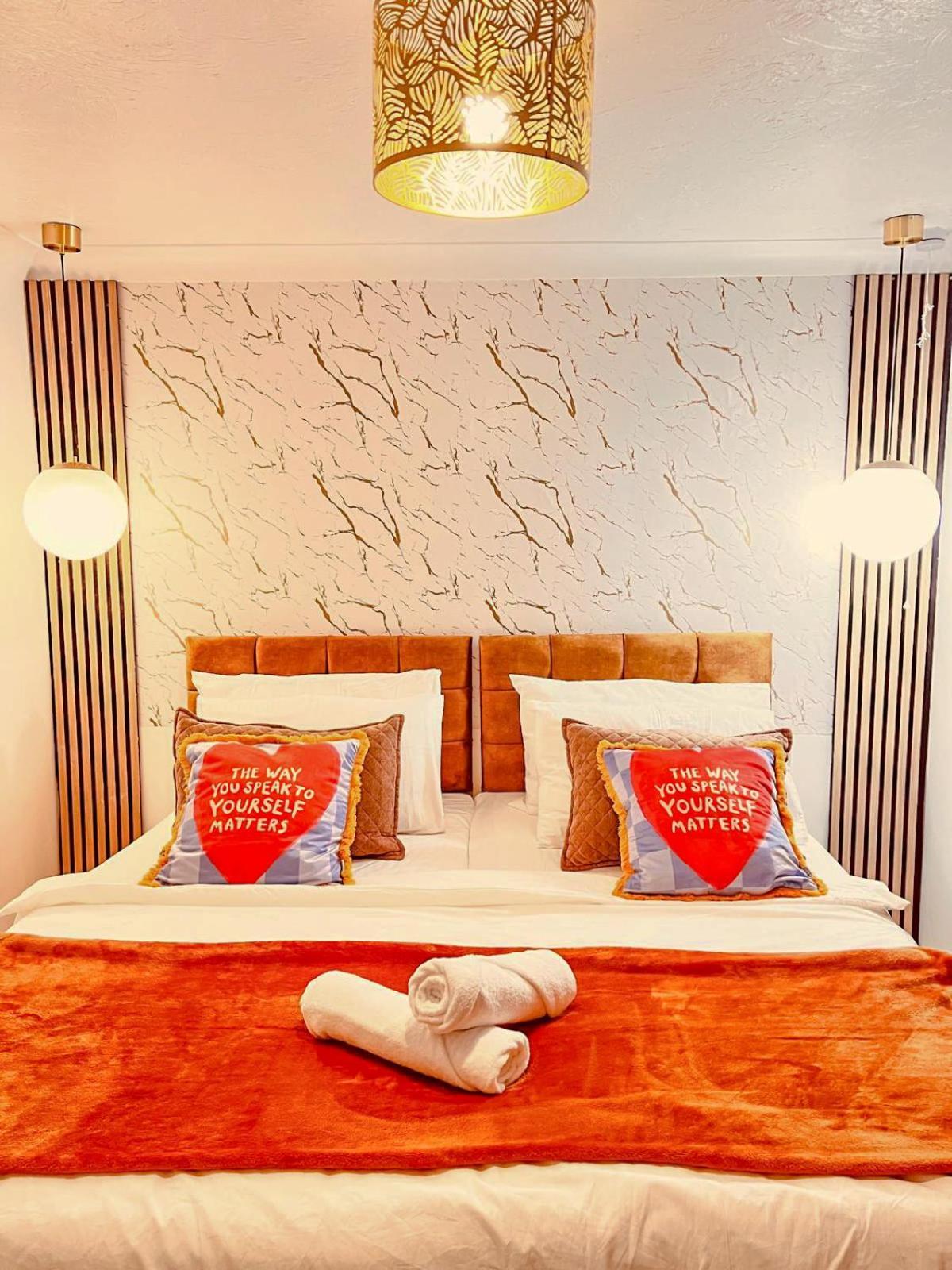 Luxe Smart Home - Basildon Serviced Accommodation - 7 Mins Walk To Basildon Town Centre, Hospital & Train Station Екстериор снимка